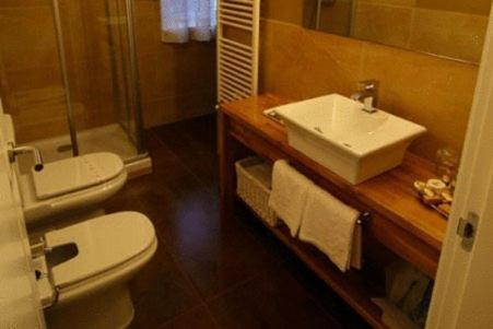 Hotel Restaurante Puente Romano Quincoces de Yuso Exteriör bild